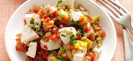 Salade de frik au poulet, aux pêches et à l’estragon