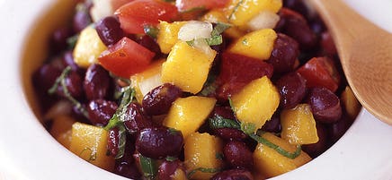 Salade de haricots noirs, de mangue et de tomate