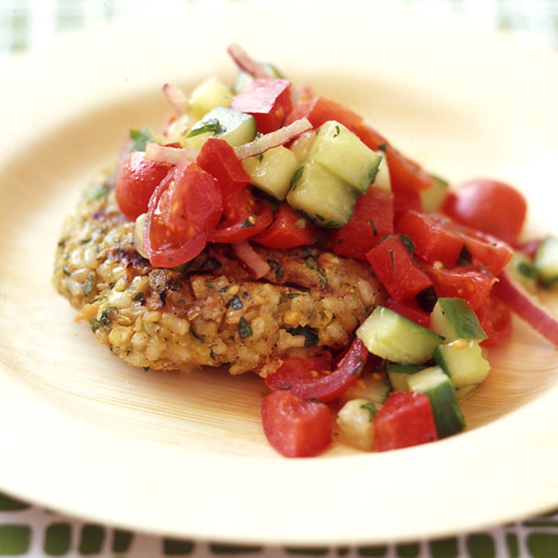 Photo de Burgers végétariens aux pois chiches et riz brun avec salade de tomates par WW