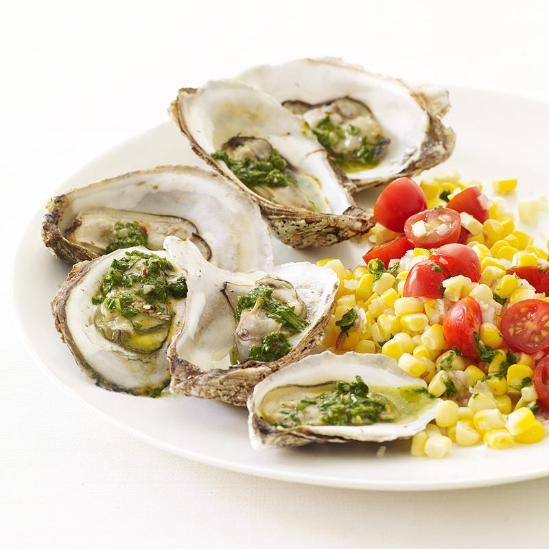 Photo de Huîtres grillées accompagnées de chimichurri et d’une salade de tomates et maïs par WW