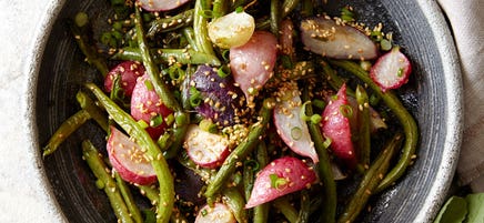 Radis et haricots verts rôtis avec graines de sésame grillées