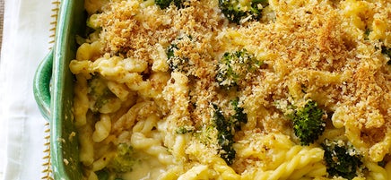 Macaroni au fromage et au brocoli cuit au four