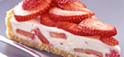 Strawberry yogurt-cream pie