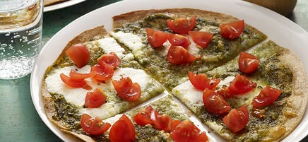 Pizza au pesto, ricotta et tomate sur tortilla