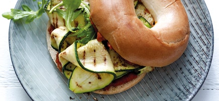 Grillgemüsebagel mit Tomaten-Peperoni-Creme