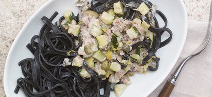 Tagliatelles noires sauce thon/câpres