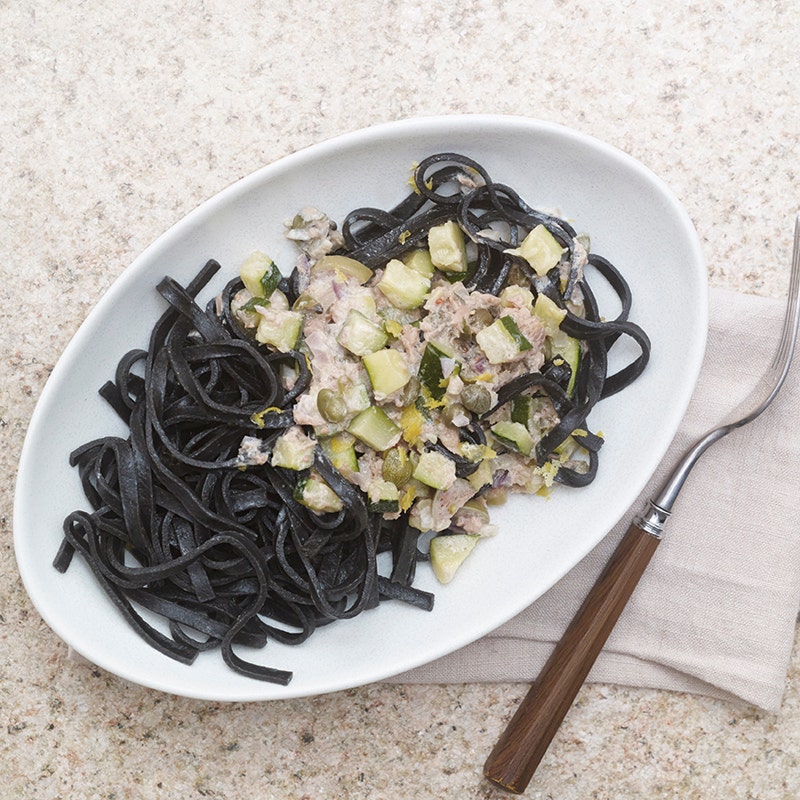 Schwarze Tagliatelle mit Thunfisch-Kapern-Sauce
