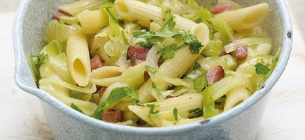 One-Pot-Pasta mit Spitzkohl