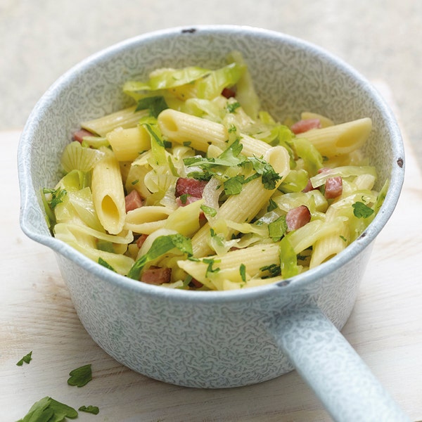 One-Pot-Pasta mit Spitzkohl