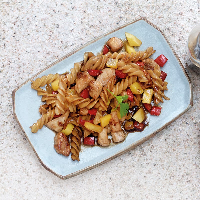 Gebratene Fusilli mit Mango und Poulet