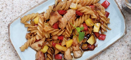 Gebratene Fusilli mit Mango und Poulet