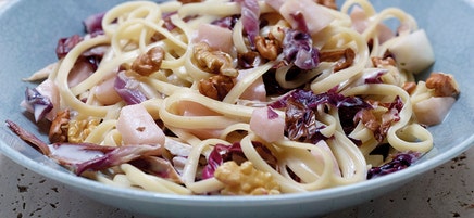 Radicchio-Linguine mit Birne und Baumnüssen