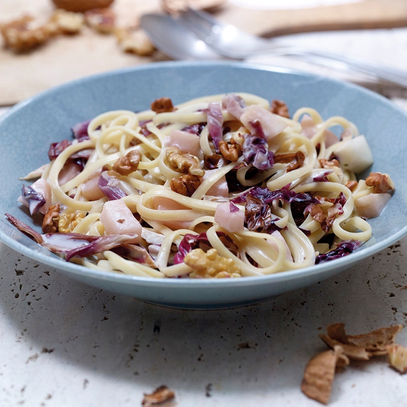 Radicchio-Linguine mit Birne und Baumnüssen