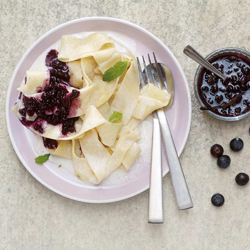 Süsse Vanille-Nudeln mit Heidelbeersauce