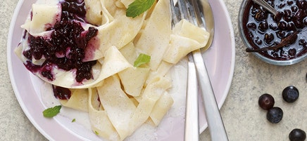 Nouilles sucrées sauce myrtilles