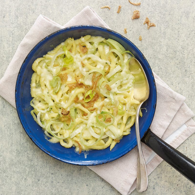 Spätzli-Lauch-Pfanne mit Röstzwiebeln