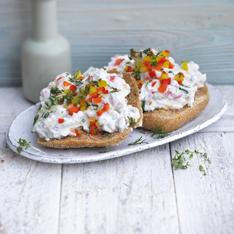 Roggenbrötli mit buntem Peperoniquark