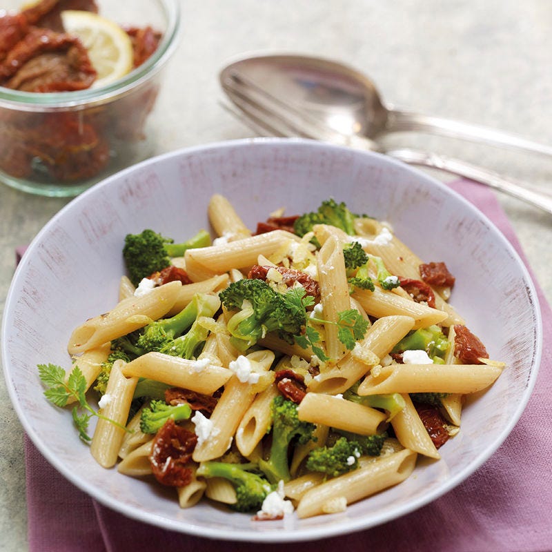 Vollkornpenne mit Broccoli und getrockneten Tomaten