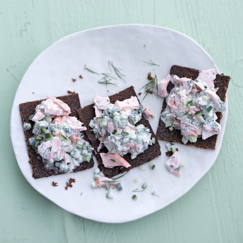 Pumpernickel mit feiner Gurken-Lachs-Creme