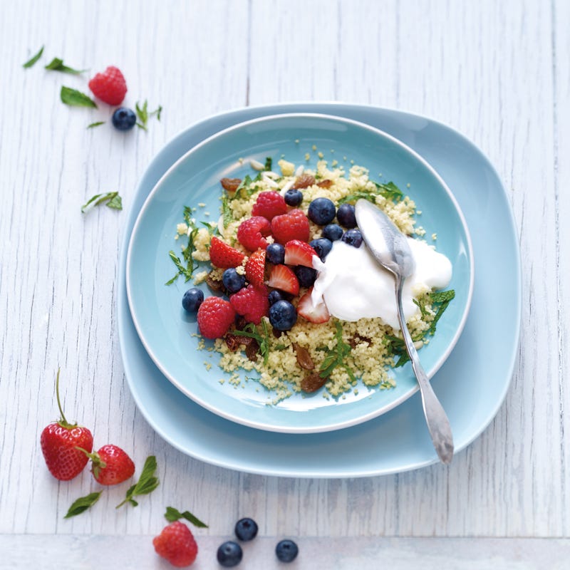 Süsser Couscous mit Beeren und Joghurt