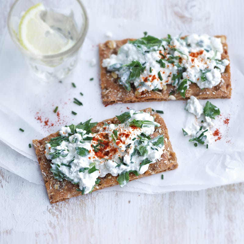 Knäckebrot mit Käse-Rucola-Aufstrich