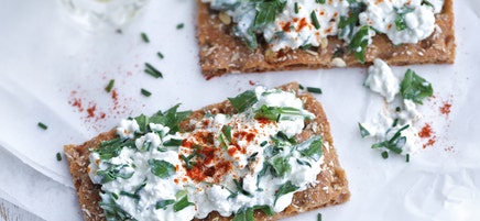Knäckebrot mit Käse-Rucola-Aufstrich