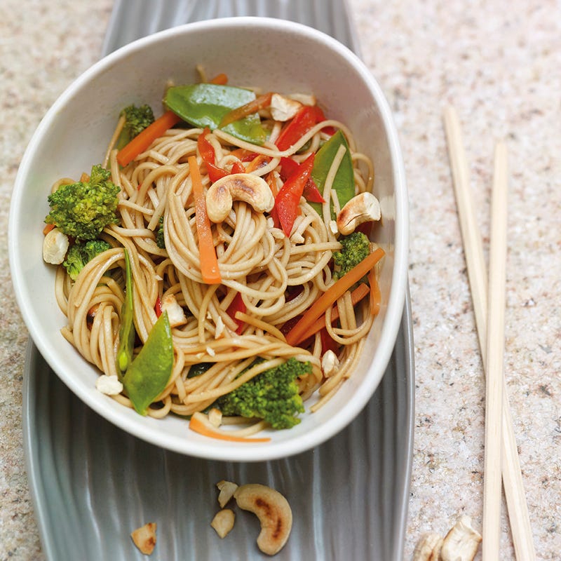 Soba-Spaghetti mit asiatischem Gemüse und Cashewnüssen