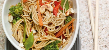 Spaghettis soba aux légumes et noix de cajou