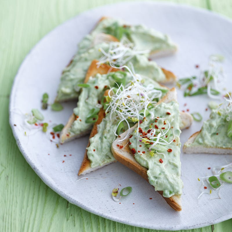 Avocadocremetoast mit Sprossenmix