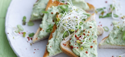 Avocadocremetoast mit Sprossenmix