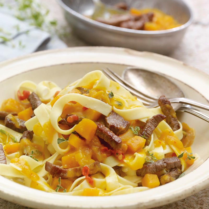 Tagliatelle mit Rindsfiletstreifen und Kürbissauce