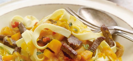 Tagliatelle mit Rindsfiletstreifen und Kürbissauce