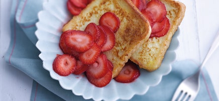 Tranches de pain à la cannelle et fraises