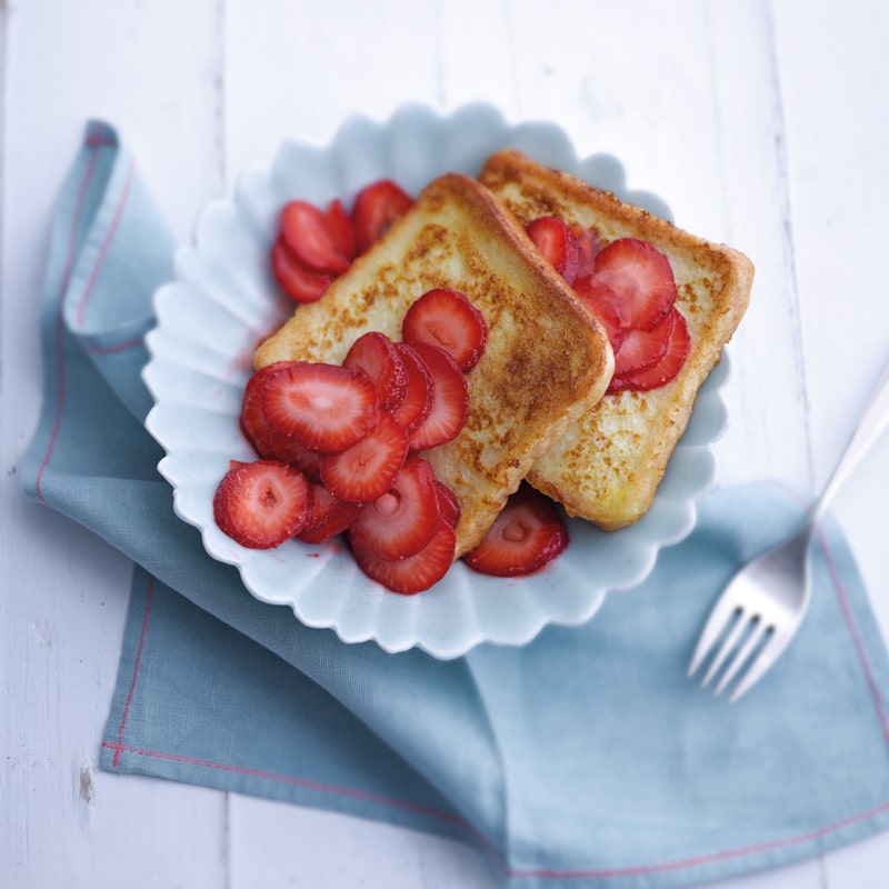 Zimtschnitte mit marinierten Erdbeeren