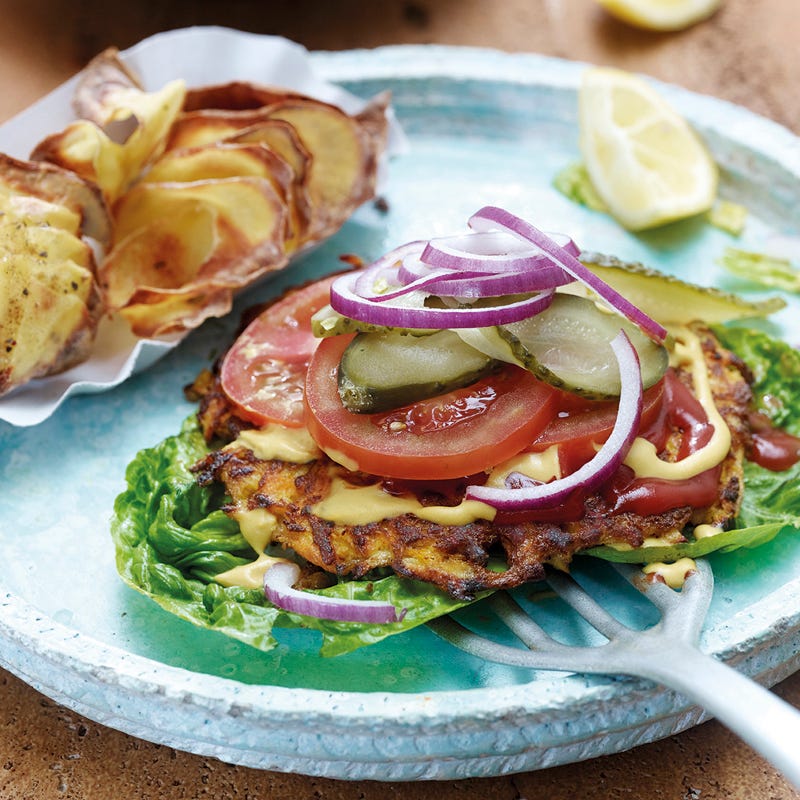 Gemüseburger mit Kartoffelscheiben und Caesar Salad
