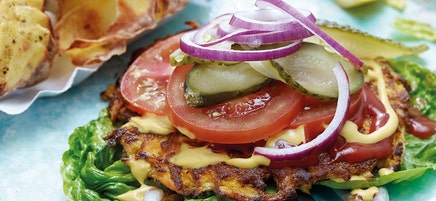 Burger végétarien, rondelles de pommes de terre et salade César