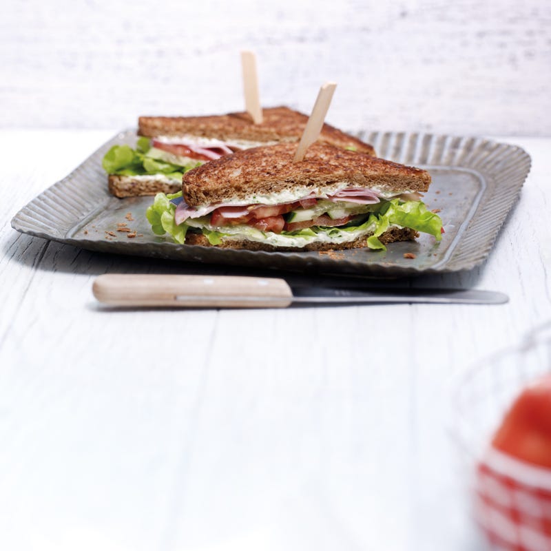 Schinkensandwich mit Basilikumquark