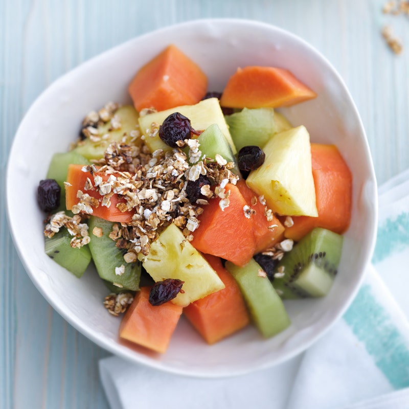 Exotischer Fruchtsalat mit Hafercrunch