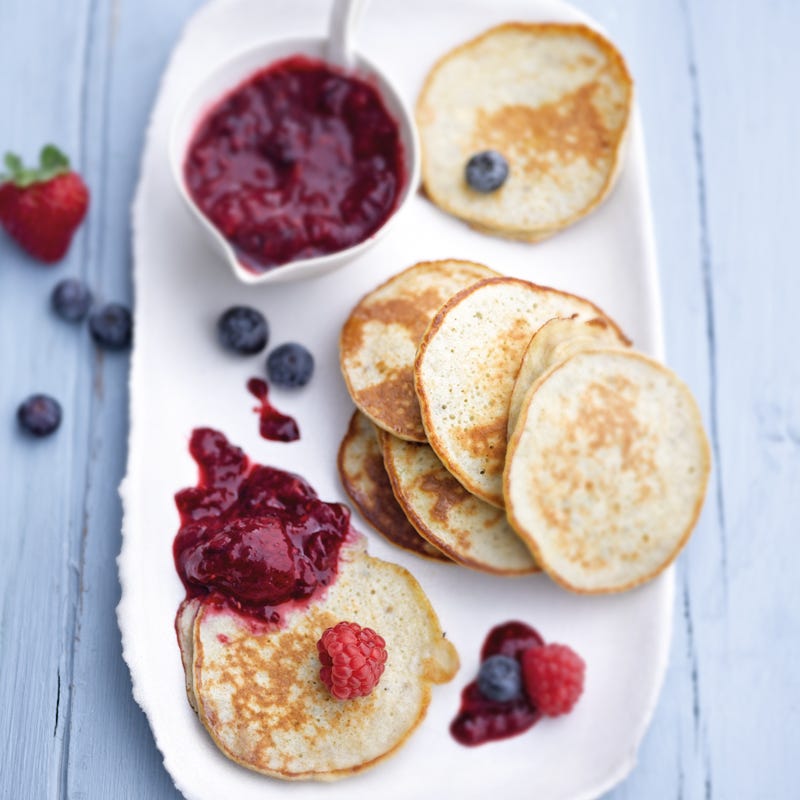 Bananen-Pancakes mit Beerensauce