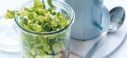 Bunter Salat im Glas mit Kichererbsen