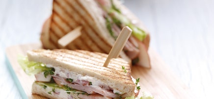 Geflügelsandwich mit Kresse und fruchtiger Pfirsichcreme