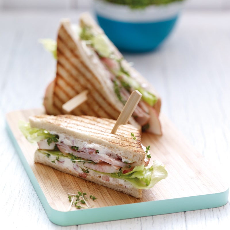 Geflügelsandwich mit Kresse und fruchtiger Pfirsichcreme
