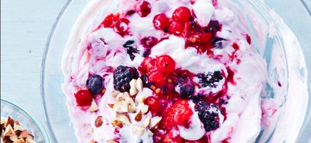 Beeren-Frühstücksquark mit Nüssen