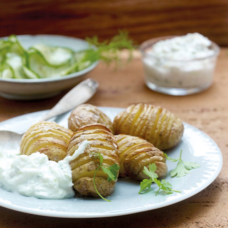 Fächerkartoffeln mit Zaziki und Gurkensalat