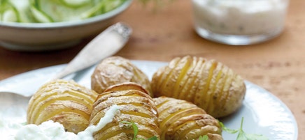 Fächerkartoffeln mit Zaziki und Gurkensalat
