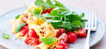 Oeufs brouillés aux tomates et à la roquette