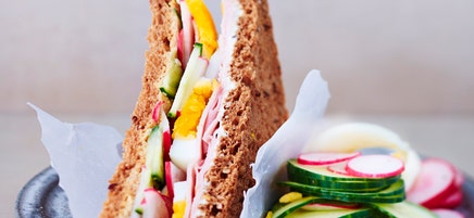 Saftiges Geflügelbrust-Ei-Sandwich