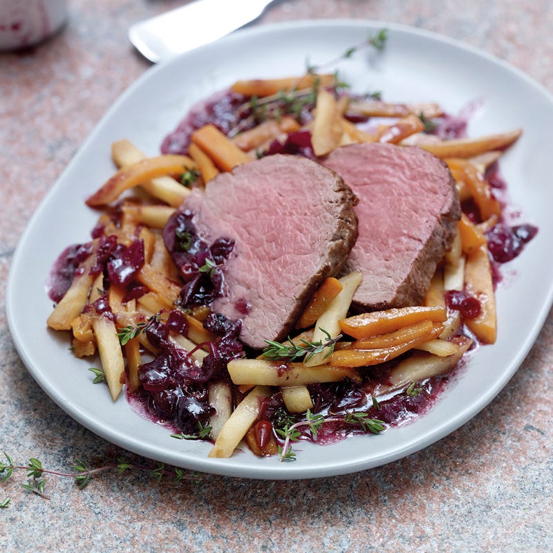 Süsskartoffelgemüse mit Rindsfilet und pikanter Heidelbeersauce