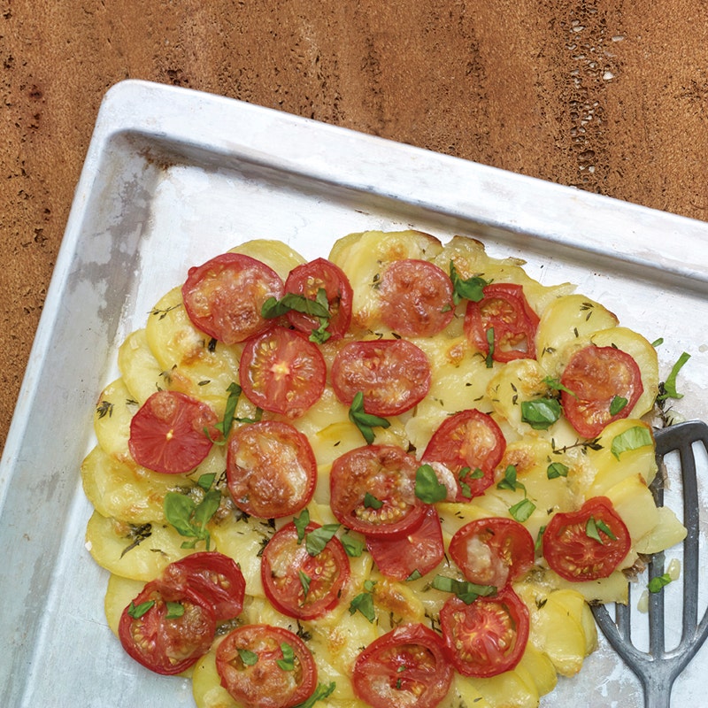 Kartoffelpizza mit Tomaten und Mozzarella