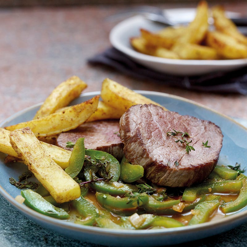 Ofenpommes mit Rindsfilet und Peperoni-Schalotten-Gemüse